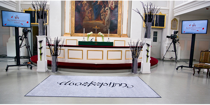 Logomatto ovimattona pys&auml;ytt&auml;&auml; lian ovelle